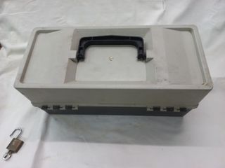 Caja con herramientas y candado