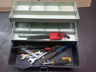 Caja con herramientas y candado