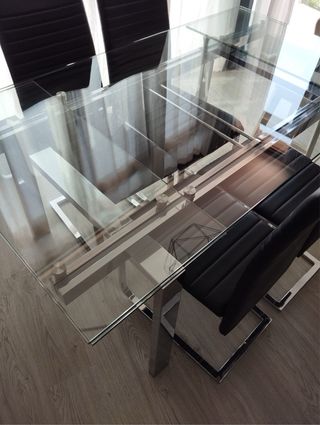 Mesa de comedor cristal y metal con sillas