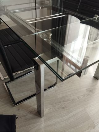 Mesa de comedor cristal y metal con sillas