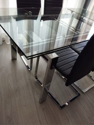 Mesa de comedor cristal y metal con sillas