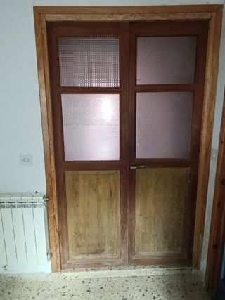 Puerta antigua de madera con cristal