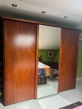 Armario de madera marrón