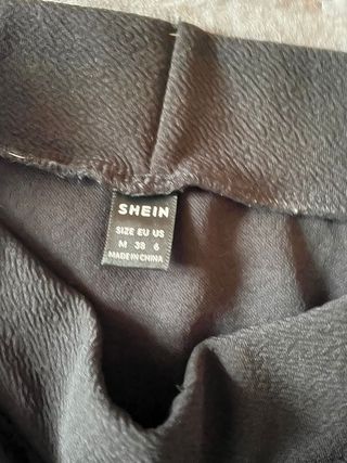 Falda negra con abertura