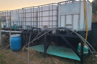 5 Contenedores de Agua + Estructura Metálica
