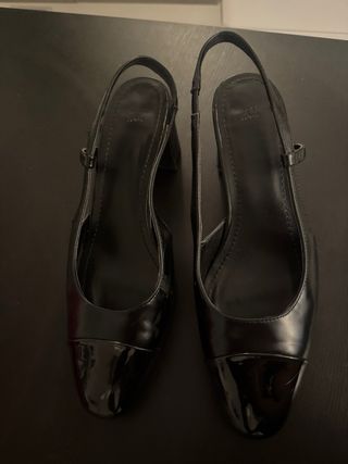 Zapatos de tacón negros con tira
