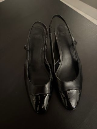 Zapatos de tacón negros con tira