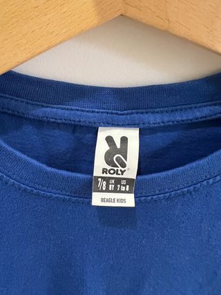 Camiseta azul talla 7/8 años. 

