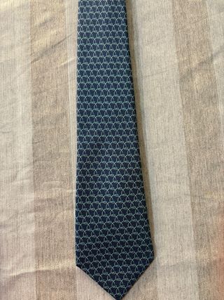 Corbata azul con diseño de eslabones