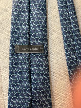 Corbata azul con diseño de eslabones