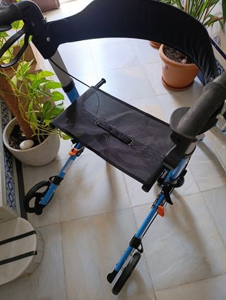 Andador ligero con frenos y ruedas