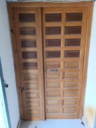Puerta exterior madera antigua