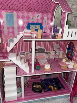 Casa de muñecas de madera rosa