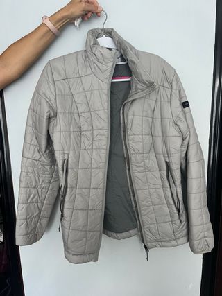 Cazadora acolchada gris
