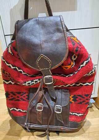 Mochila de cuero y tela étnica.
