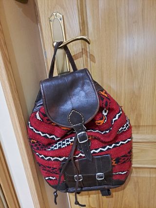Mochila de cuero y tela étnica.