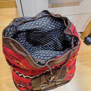 Mochila de cuero y tela étnica.