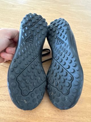 Botas Fútbol Adidas Niño Turf Negras 1 solo uso.