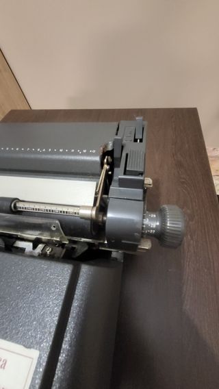 Máquina de escribir Olivetti Línea 98