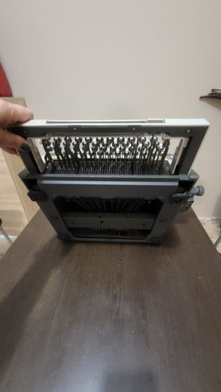 Máquina de escribir Olivetti Línea 98