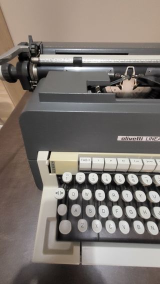 Máquina de escribir Olivetti Línea 98
