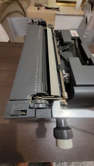 Máquina de escribir Olivetti Línea 98