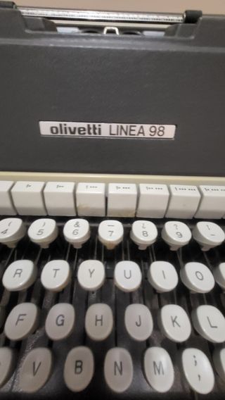Máquina de escribir Olivetti Línea 98