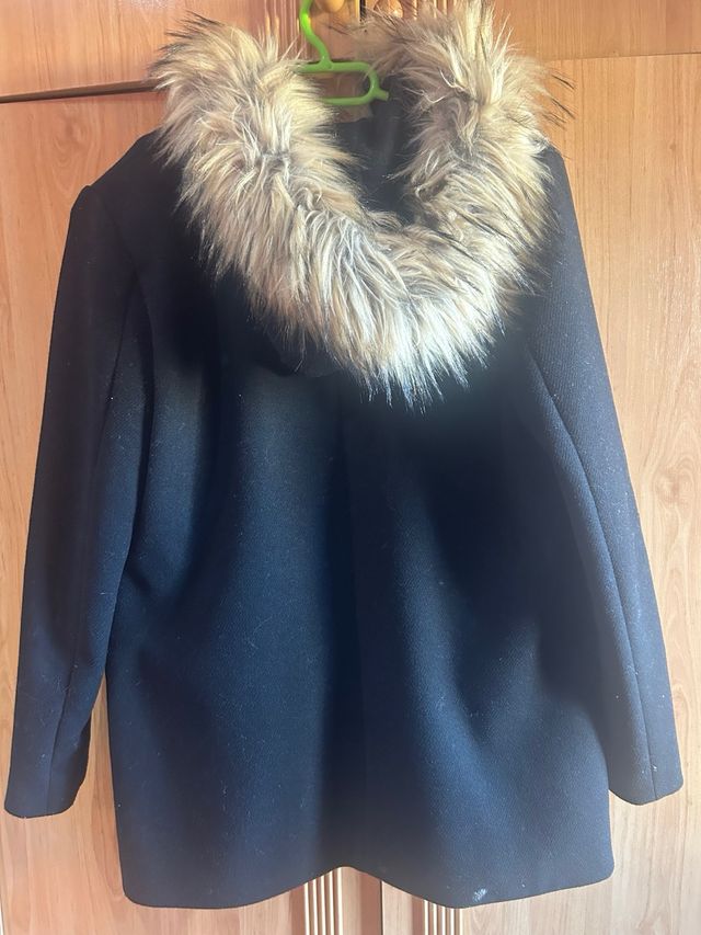 Chaqueta Stradivarius Negra con Capucha