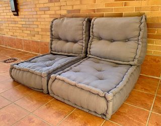 Sofá de suelo gris de tela. 2 juegos.