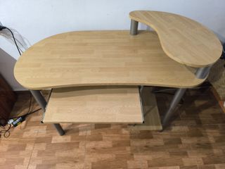 Escritorio de madera y metal