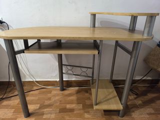 Escritorio de madera y metal