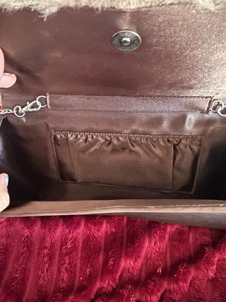 Bolso de pelo marrón con cadena