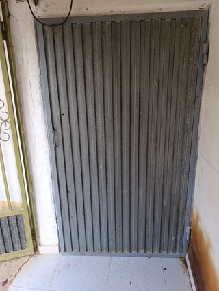 Puerta metálica exterior peatonal