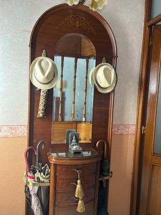 Mueble de entrada de madera y cristal