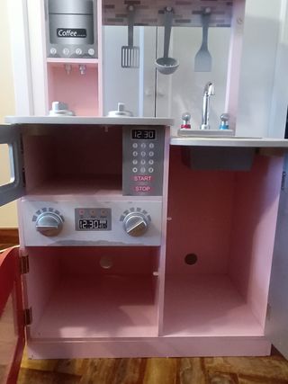 Cocina de madera infantil con accesorios.