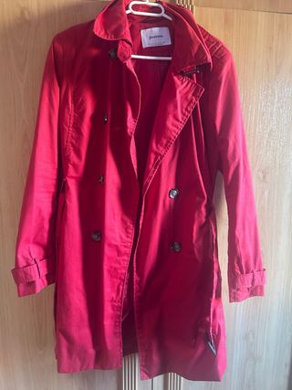 Gabardina Stradivarius Roja
