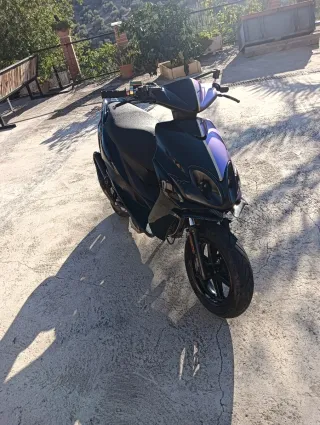 Yamaha Jog RR Morada y Negra
