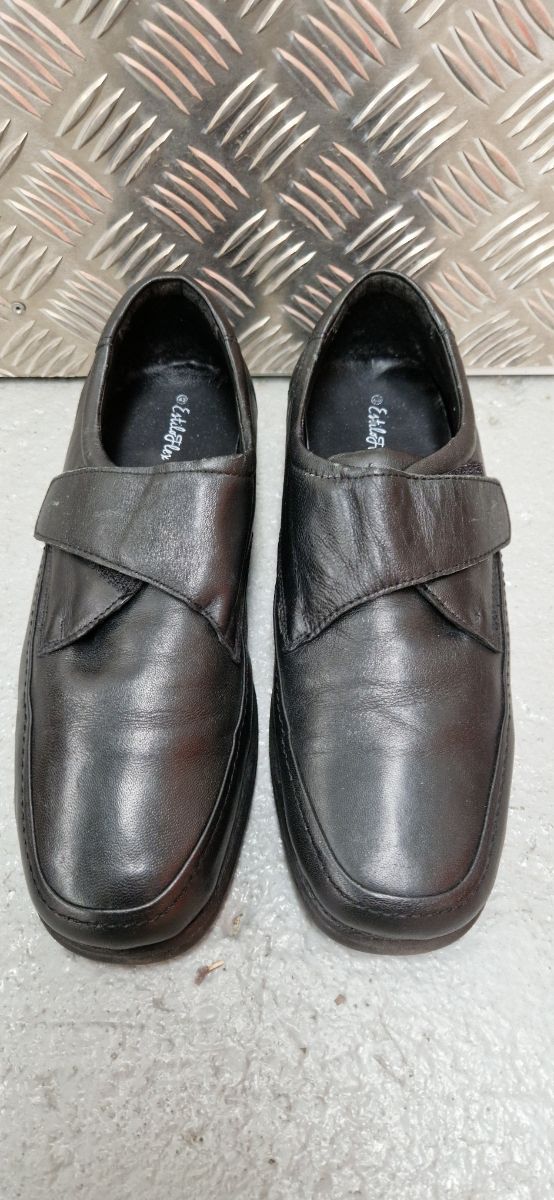 Zapatos de velcro negros, talla 43.