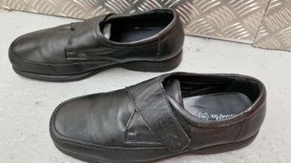 Zapatos de velcro negros, talla 43.