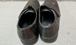 Zapatos de velcro negros, talla 43.