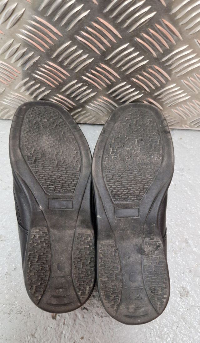 Zapatos de velcro negros, talla 43.