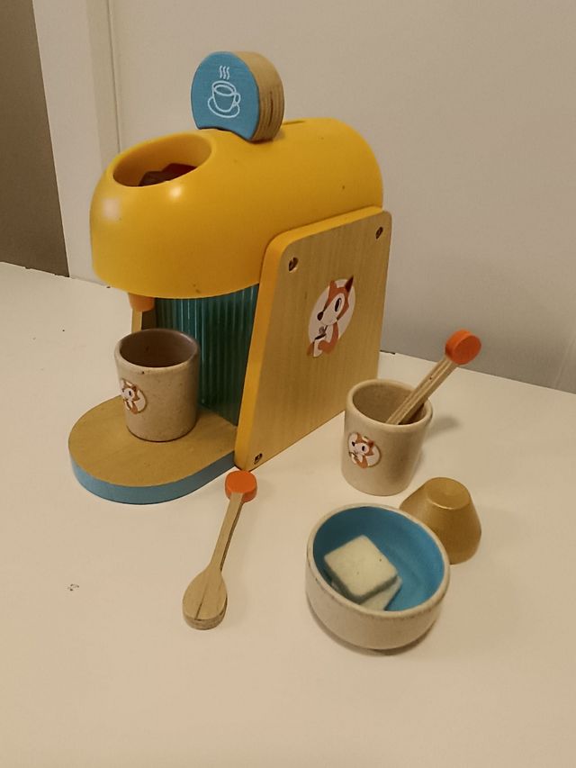 Cafetera Nespresso y tabla desayuno madera