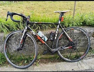 Bicicleta de carretera negra look 595