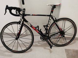 Bicicleta de carretera negra look 595