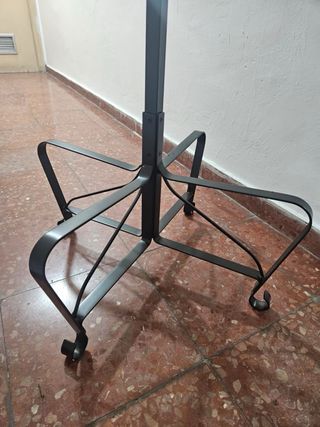 Perchero de pie metálico negro