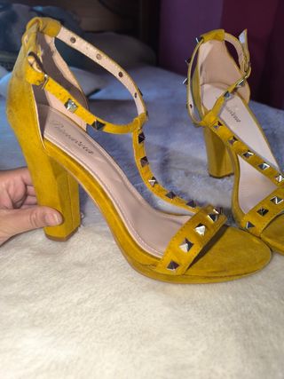 Zapatos de tacón dorados con tachuelas
