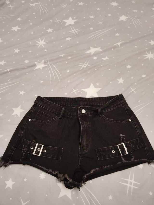 Pantalon cortos vaqueros negros con hebillas