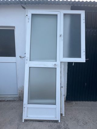 Puerta bandera de aluminio blanca con cristal