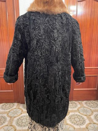 Abrigo de piel de astracán negro