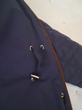 Parka azul marino con capucha